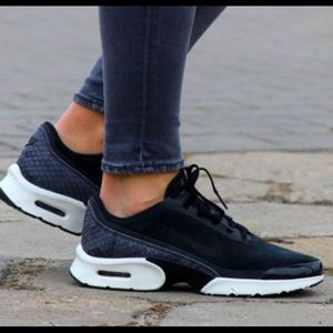 ✨HP✨ Nike Women’s Air Max Jewell Premium Textile